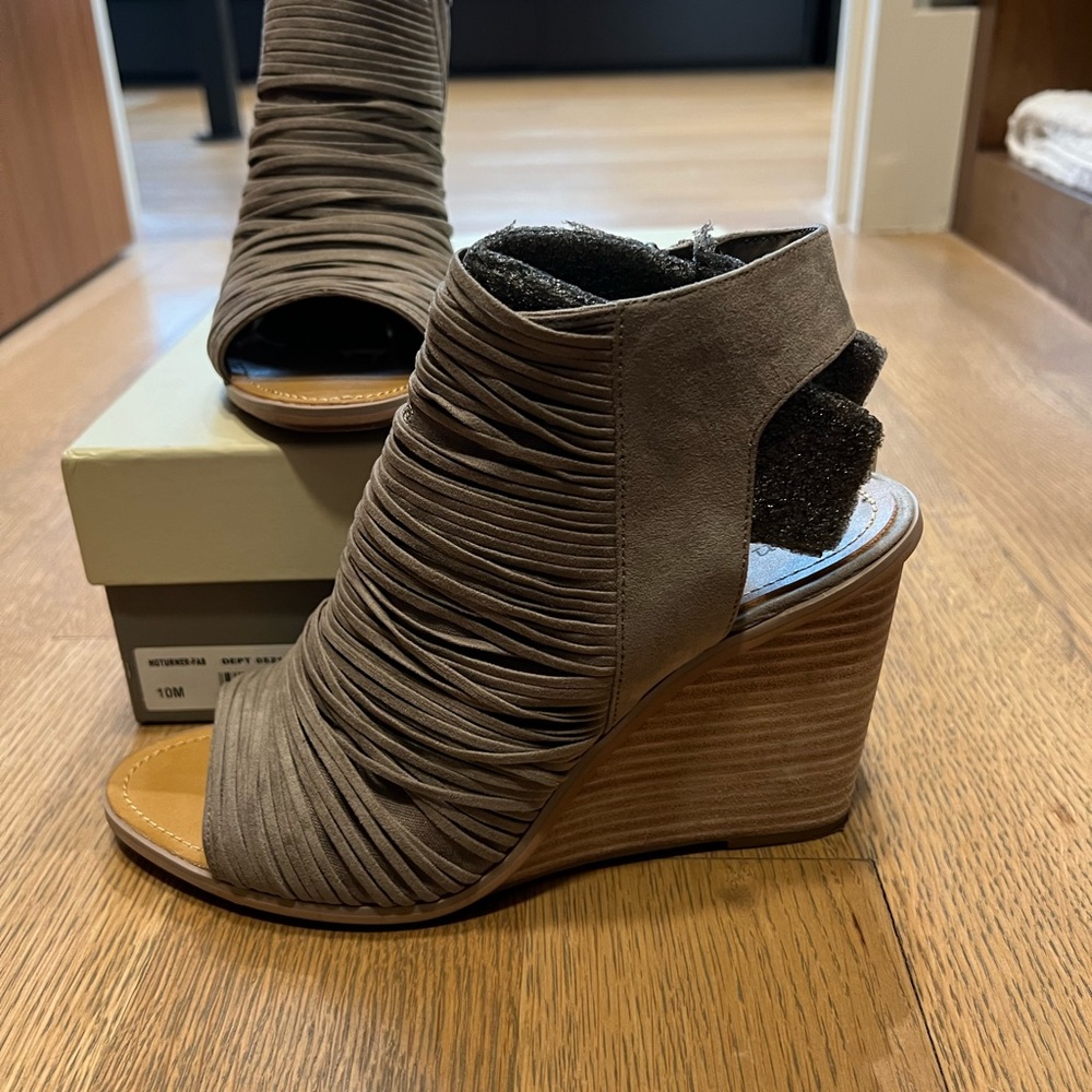 Fabulous Hinge grey suede wedges